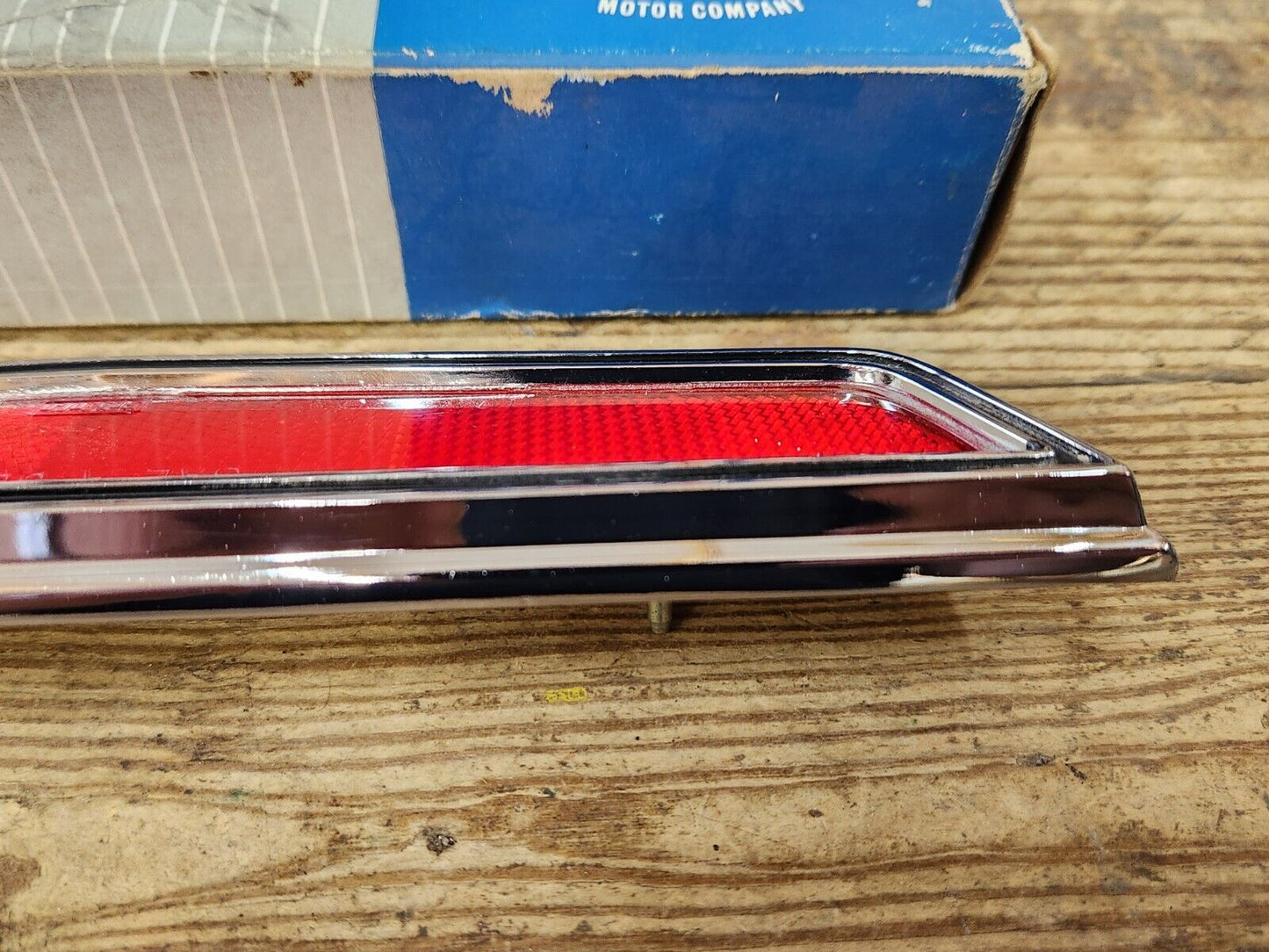 NOS 1968 FORD RANCHERO REAR SIDEMARKER LIGHT LAMP REFLECTOR ASSY C8OZ-13380-F