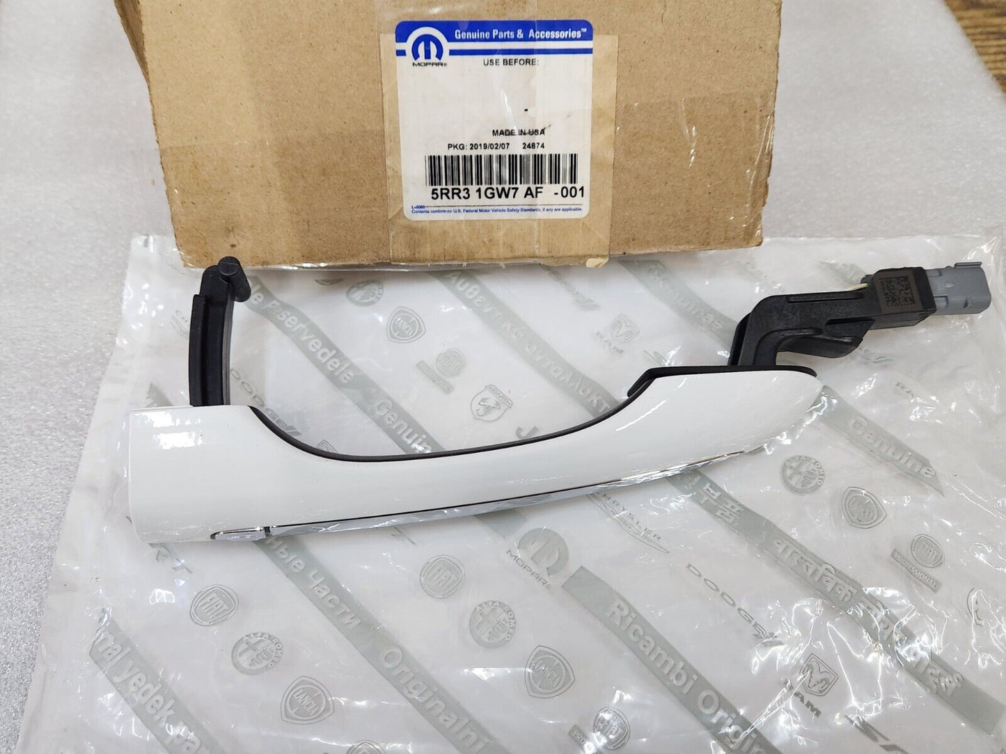NEW 2017-2023 CHRYSLER PACIFICA REAR LH SLIDING DOOR EXTERIOR HANDLE 5RR31GW7AF