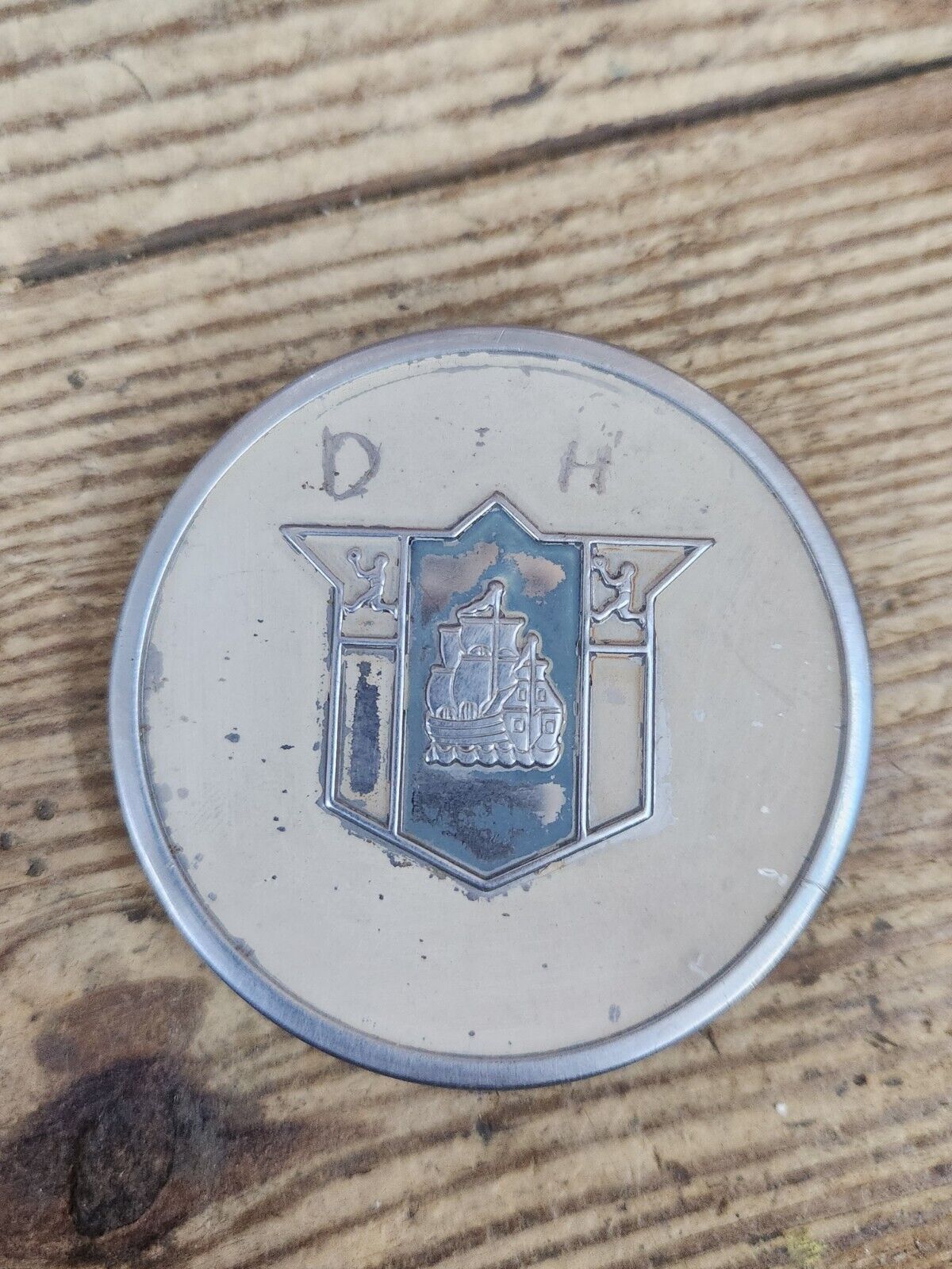 1949 1950 PLYMOUTH DELUXE STEERING WHEEL CENTER HORN BUTTON METAL EMBLEM