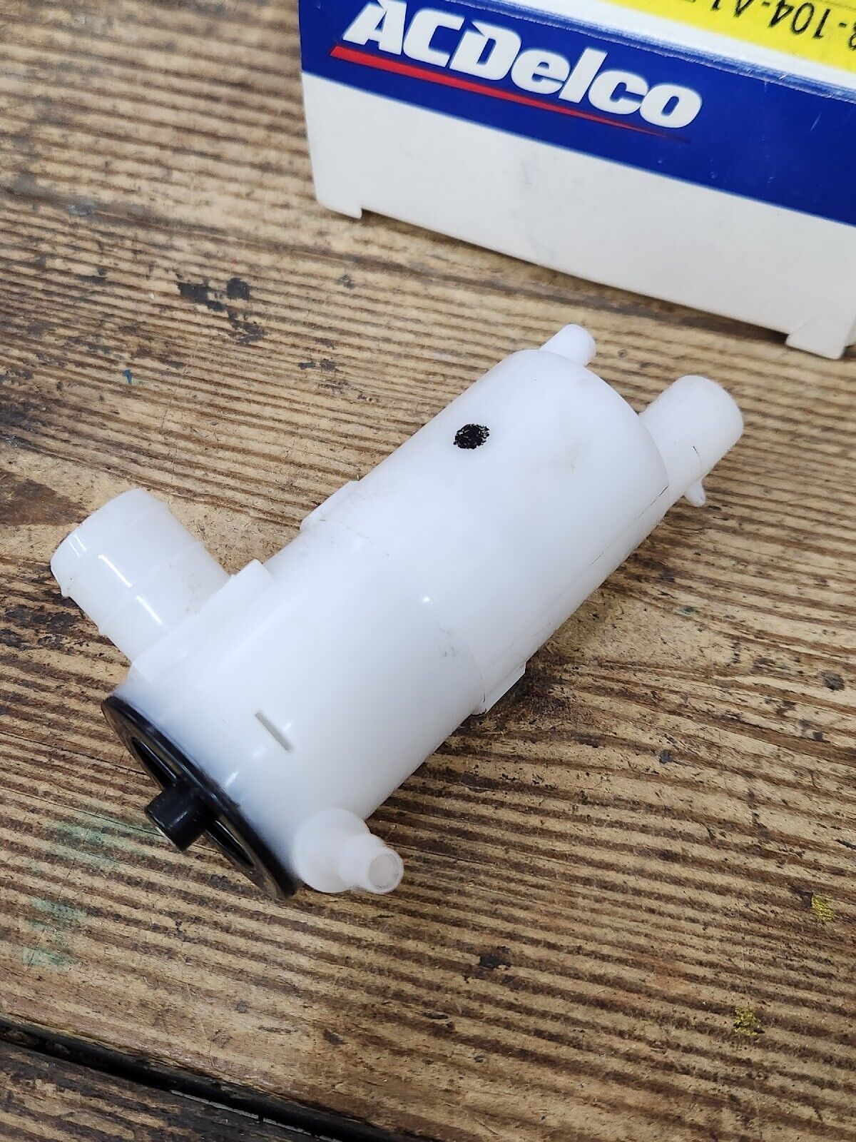 NOS OEM GM Windshield Washer Pump fits 2007-2010 Saturn Sky Relay 20999335