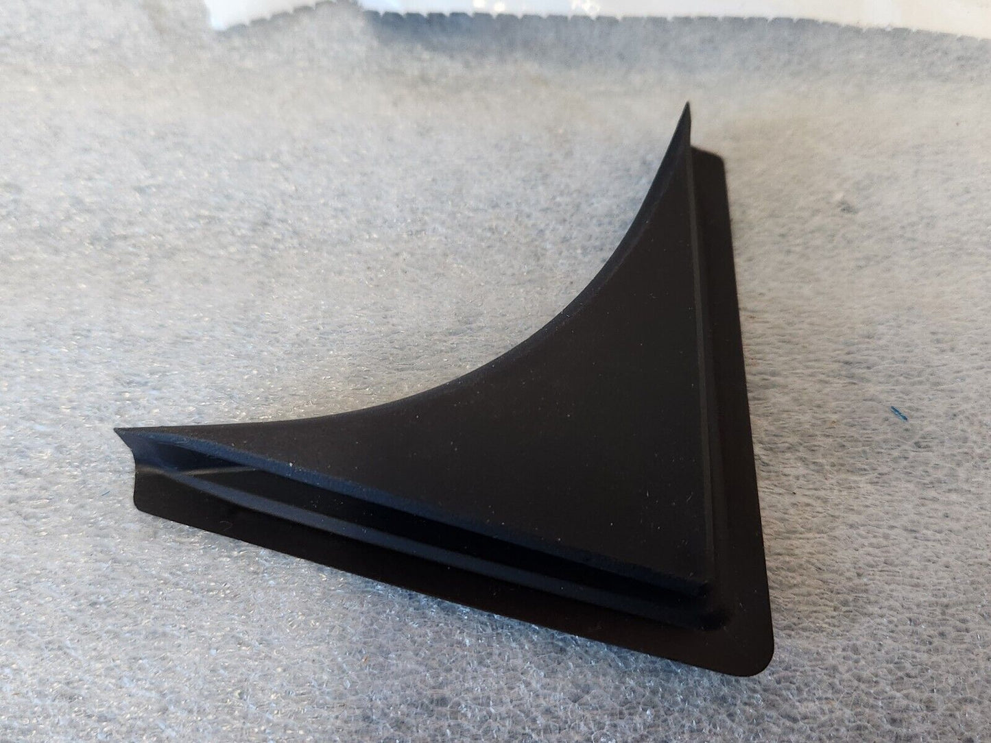 NEW MOPAR 17-25 PACIFICA TOP INSIDE CORNER OF FRONT DOOR BEZEL RIGHT 68257856AB