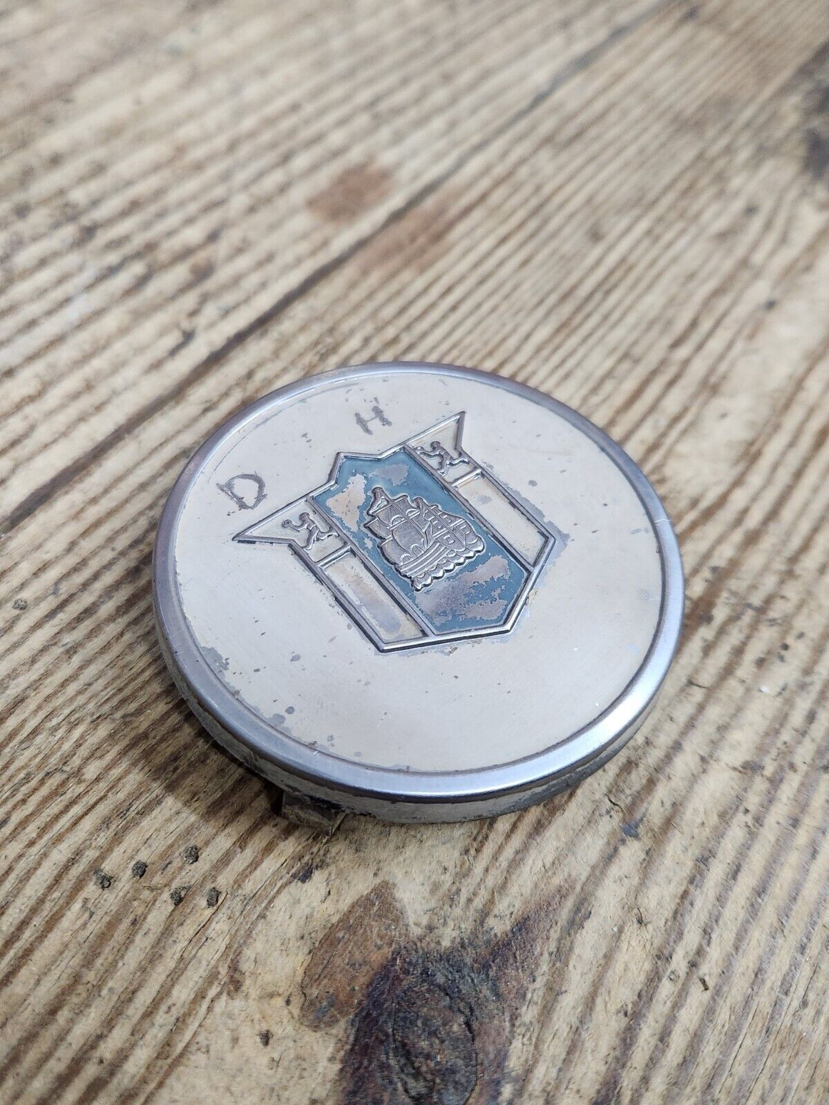 1949 1950 PLYMOUTH DELUXE STEERING WHEEL CENTER HORN BUTTON METAL EMBLEM