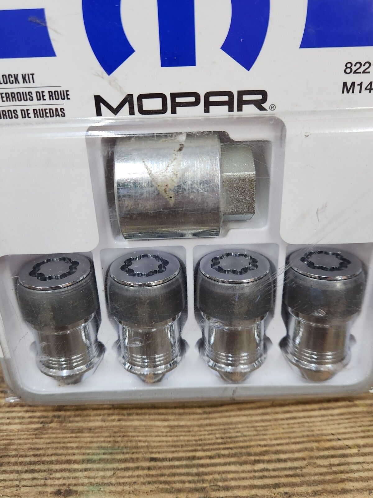 NEW 11-24 Ram 1500 DT Grand Cherokee Durango Locking Lug Nuts Wheel Locks Mopar