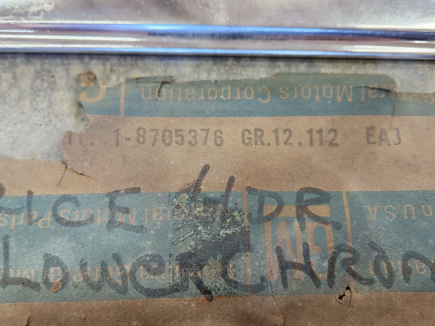 1972 Chevrolet Caprice 4-door Hardtop NOS RH Rear Door Lower Molding GM 8705377
