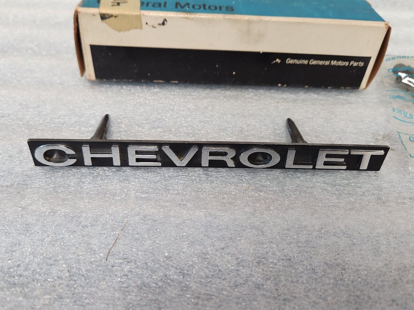 NOS OEM 1972 CHEVROLET IMPALA BISCAYNE BEL AIR GRILLE EMBLEM GM 6263032