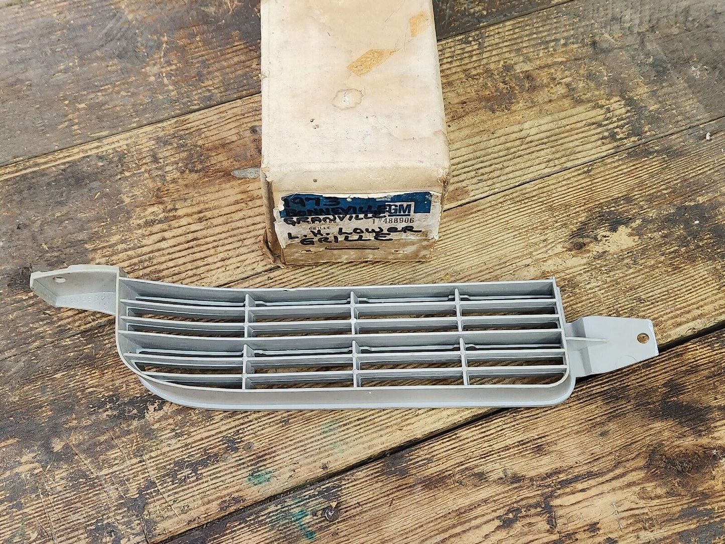 NOS OEM GM 1973 Pontiac Catalina Bonneville Lower Grille Vent Left Hand 488906