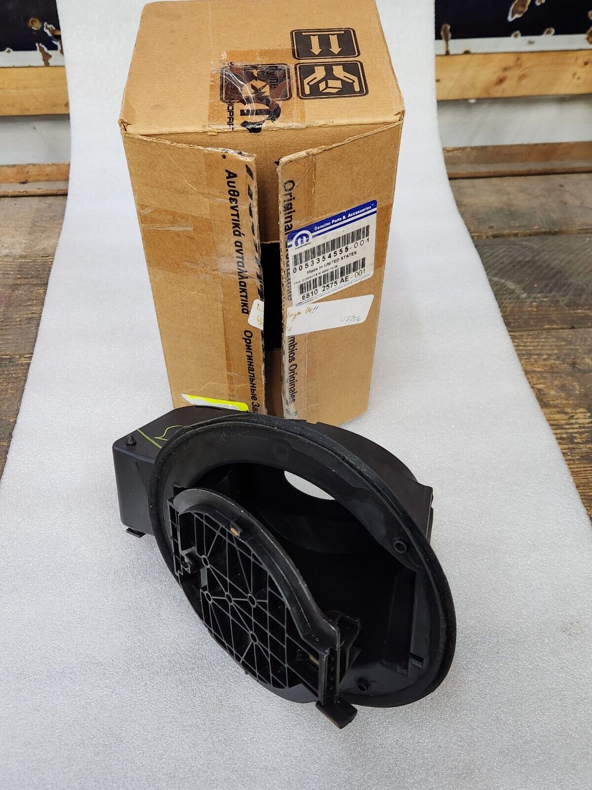 NEW GENUINE MOPAR 2015-2018 JEEP CHEROKEE FUEL FILLER HOUSING 68102575AE