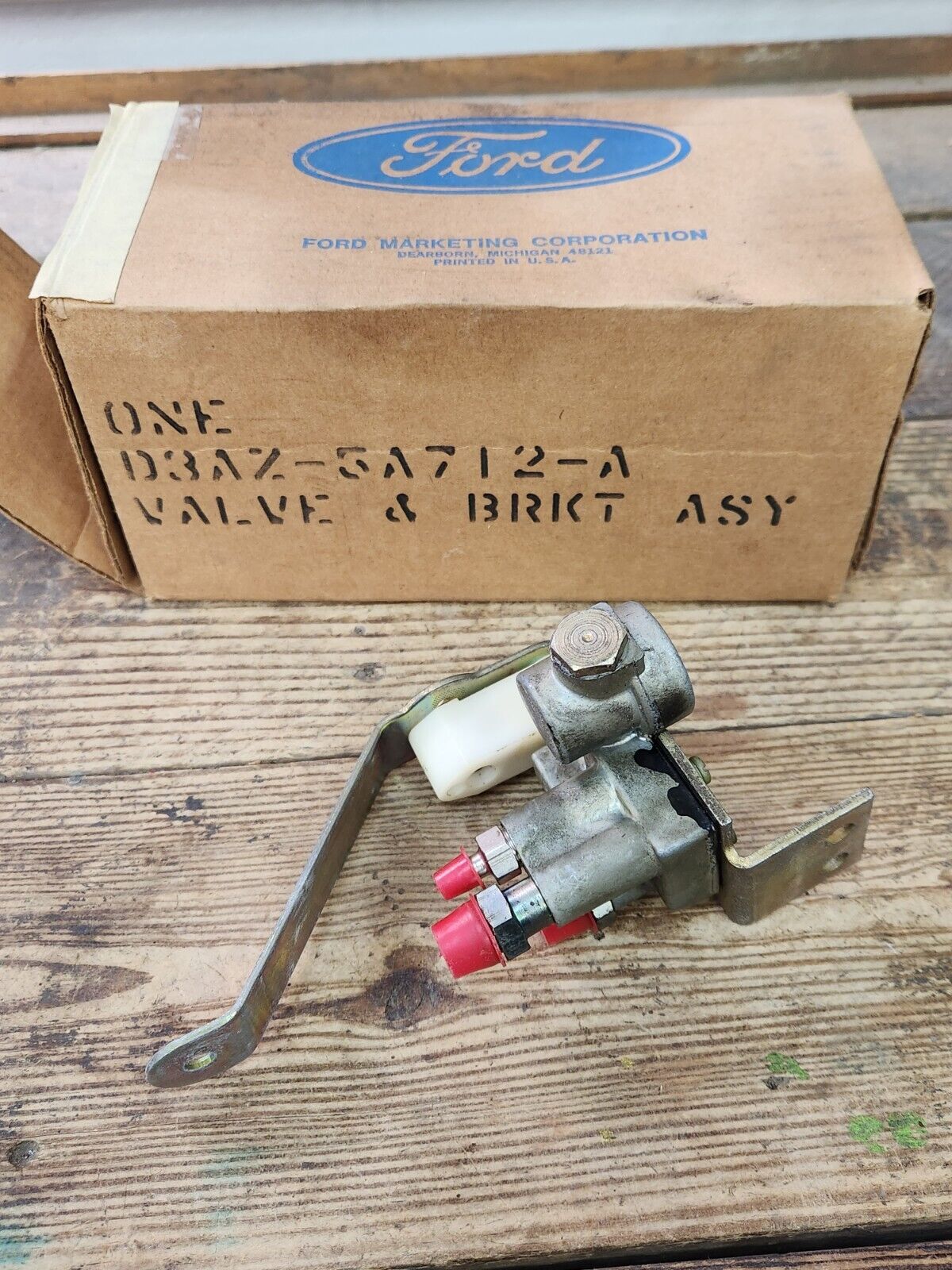 NOS OEM 1973 1974 1975 Ford Valve And Lever Automatic Air Leveler D3AZ-5A712-A