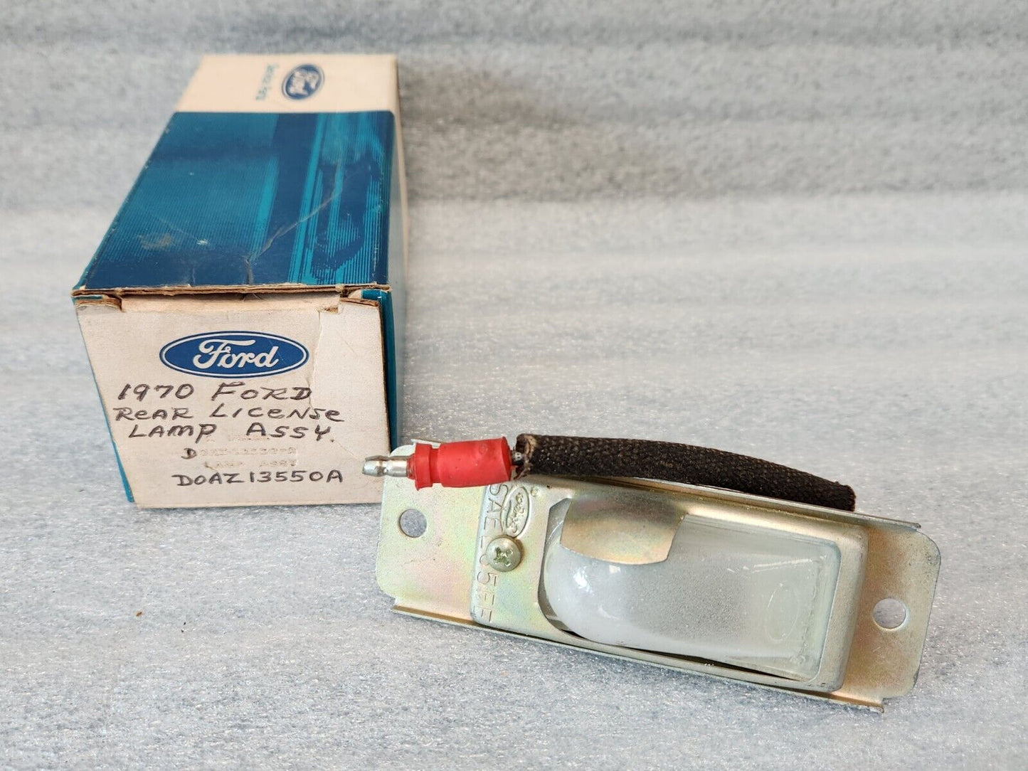 NOS OEM 1970 FORD GALAXIE XL LTD LICENSE LIGHT LAMP ASSEMBLY D0AZ-13550-A