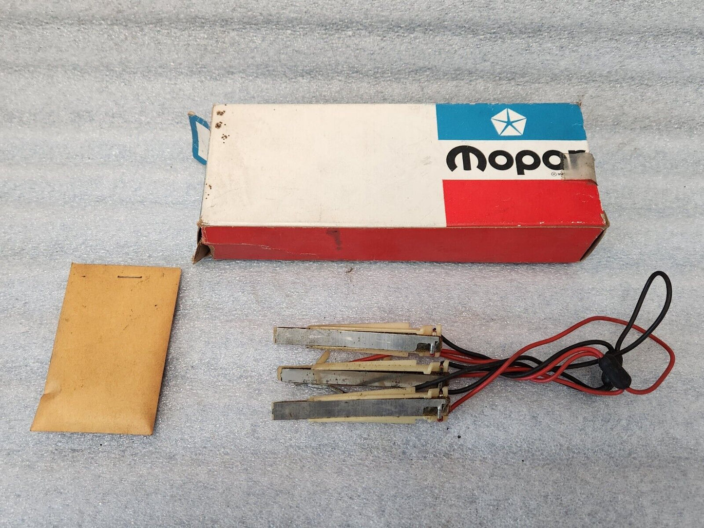 NOS GENUINE MOPAR 1971-1973 HORN SWITCH WITH 3 SPOKE SPORT WHEEL 3575954