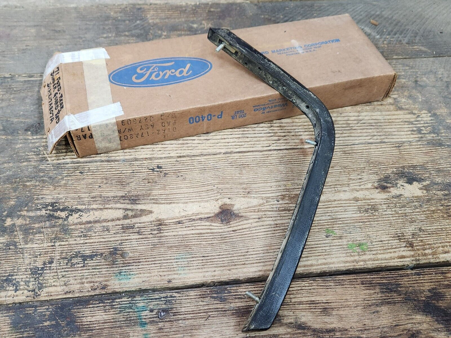 NOS OEM 1971 FORD GALAXIE LTD CUSTOM 500 REAR BUMPER GUARD PAD D1AZ-17A807-A NEW