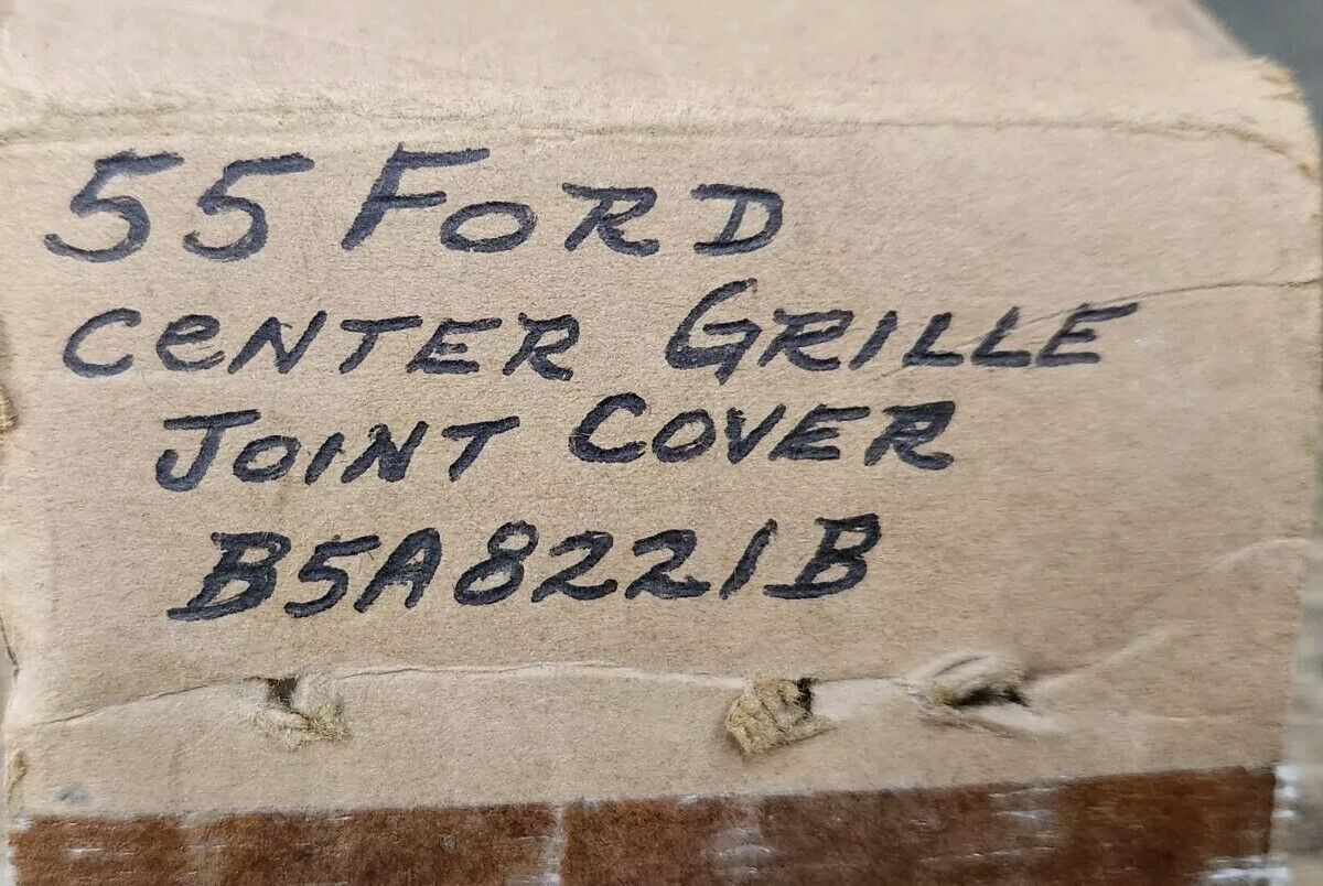 NOS OEM 1955 FORD FAIRLANE CUSTOMLINE MAINLINE GRILLE NOSE CENTER JOINT COVER