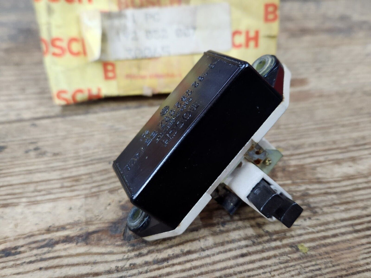 NOS OEM BOSCH VOLTAGE REGULATOR 30 064  192052007 Germany NEW