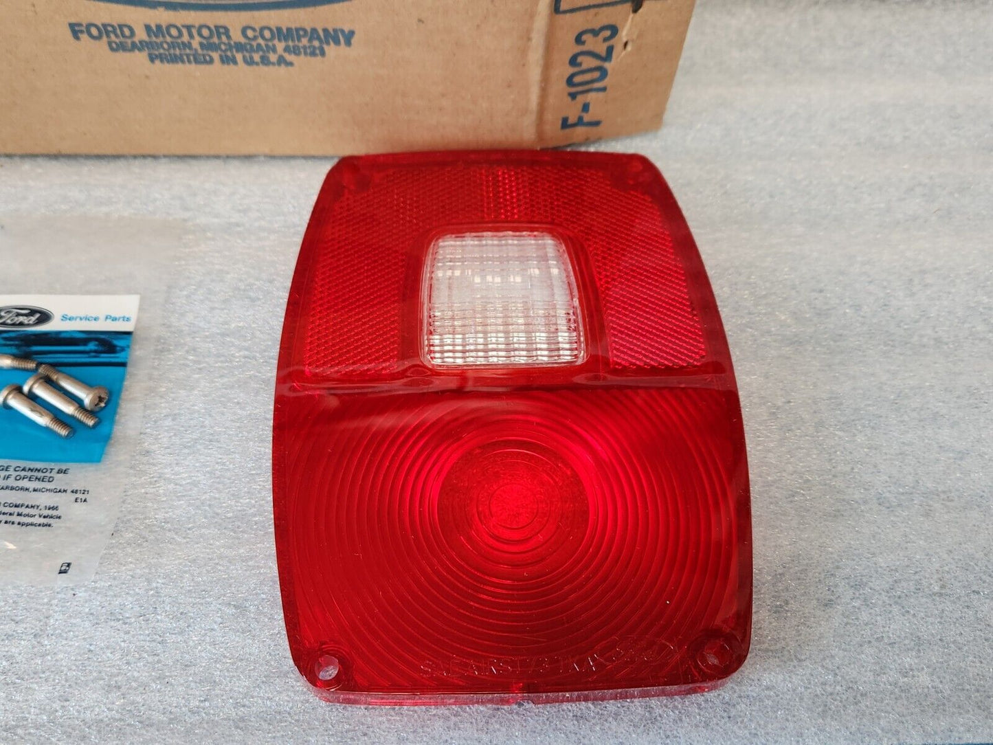 NOS OEM 1973-1976 Ford Truck Light Med Heavy Duty Tailight Lens D3TZ-13450-B