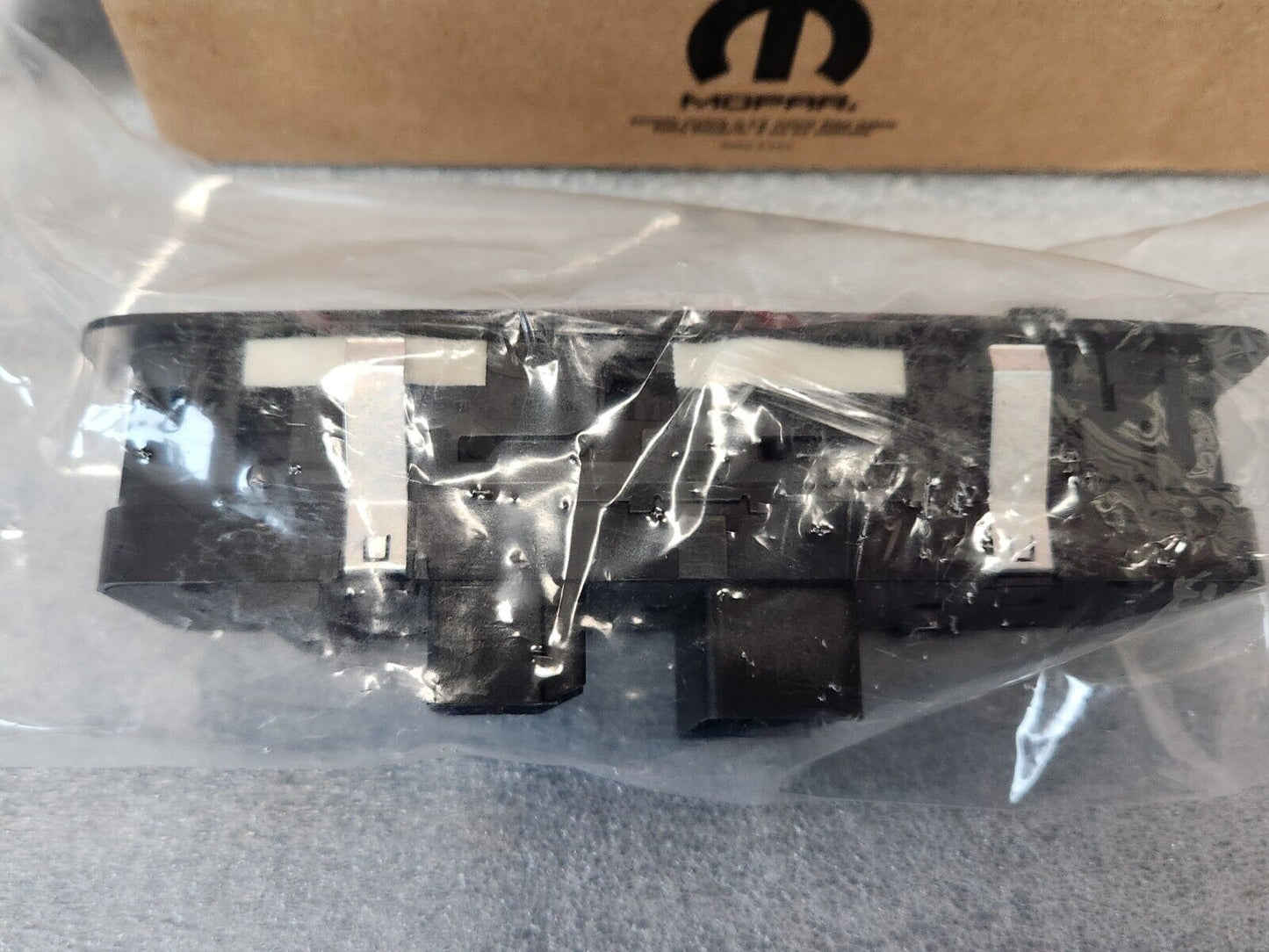 NEW MOPAR 13-15 RAMS FRONT LH DRIVER DOOR MASTER POWER WINDOW SWITCH 68212783AB