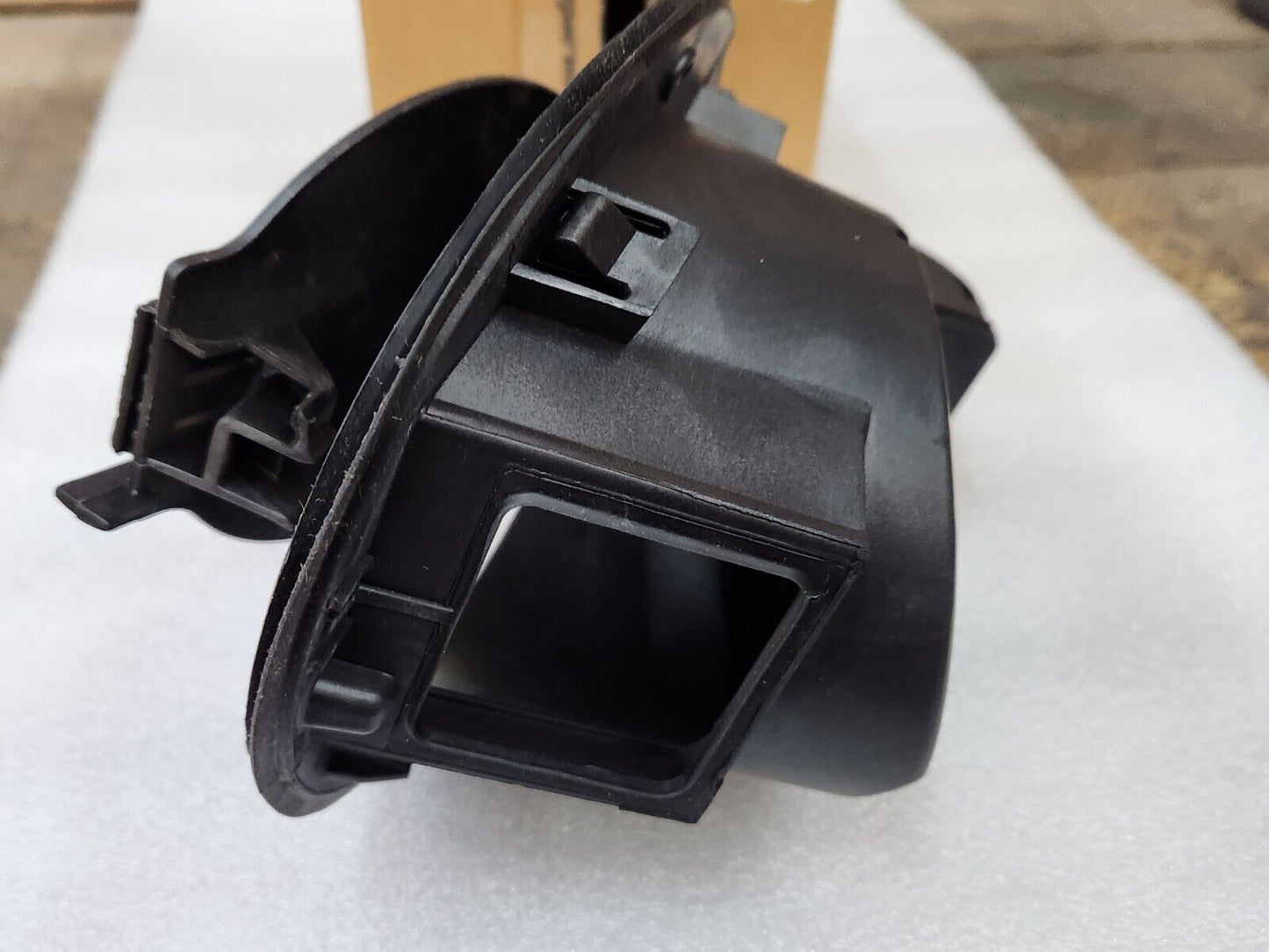 NEW GENUINE MOPAR 2015-2018 JEEP CHEROKEE FUEL FILLER HOUSING 68102575AE
