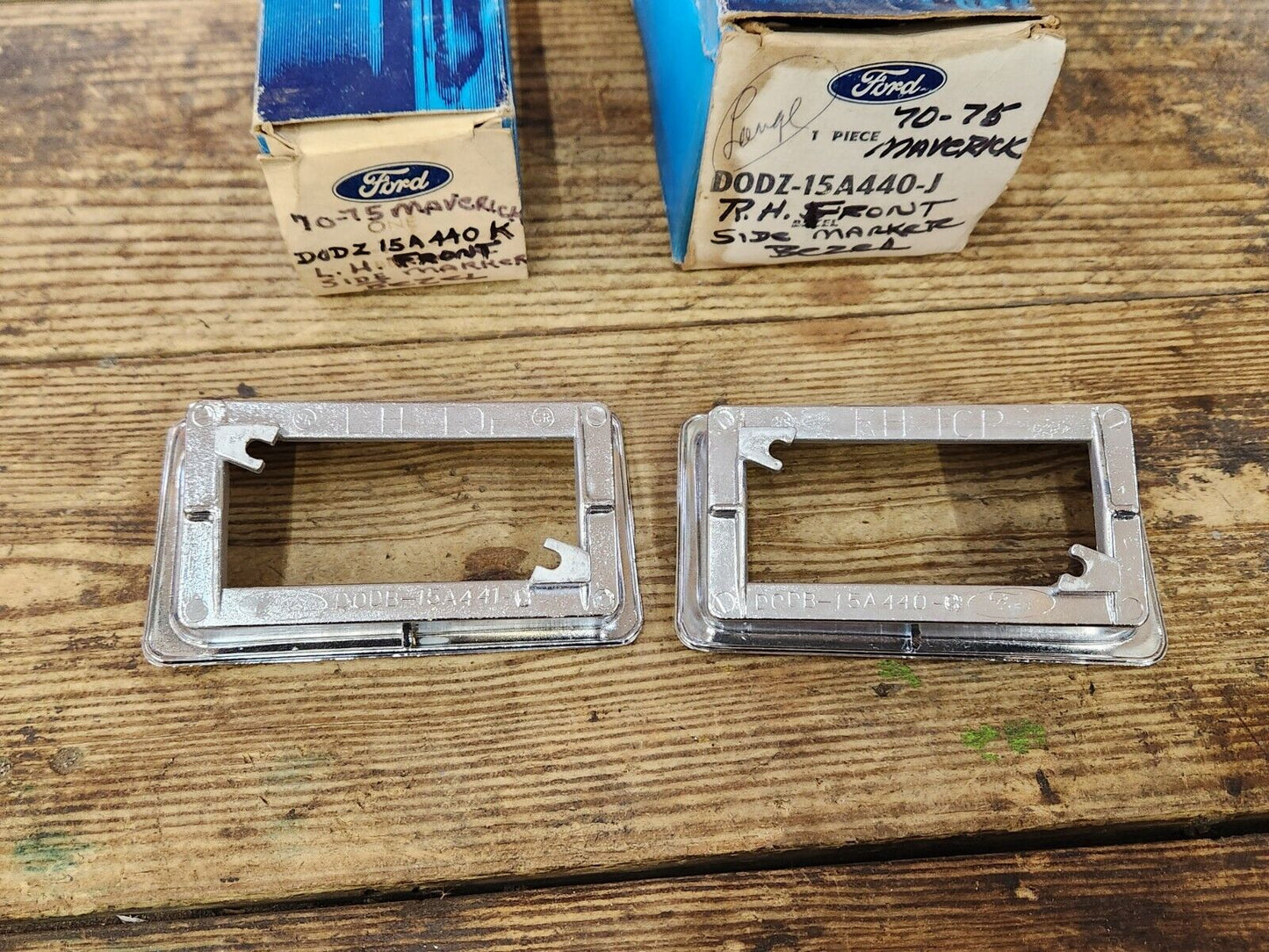 NOS 1970-1977 FORD MAVERICK MERCURY COMET PAIR FRONT SIDEMARKER LIGHT BEZELS R&L