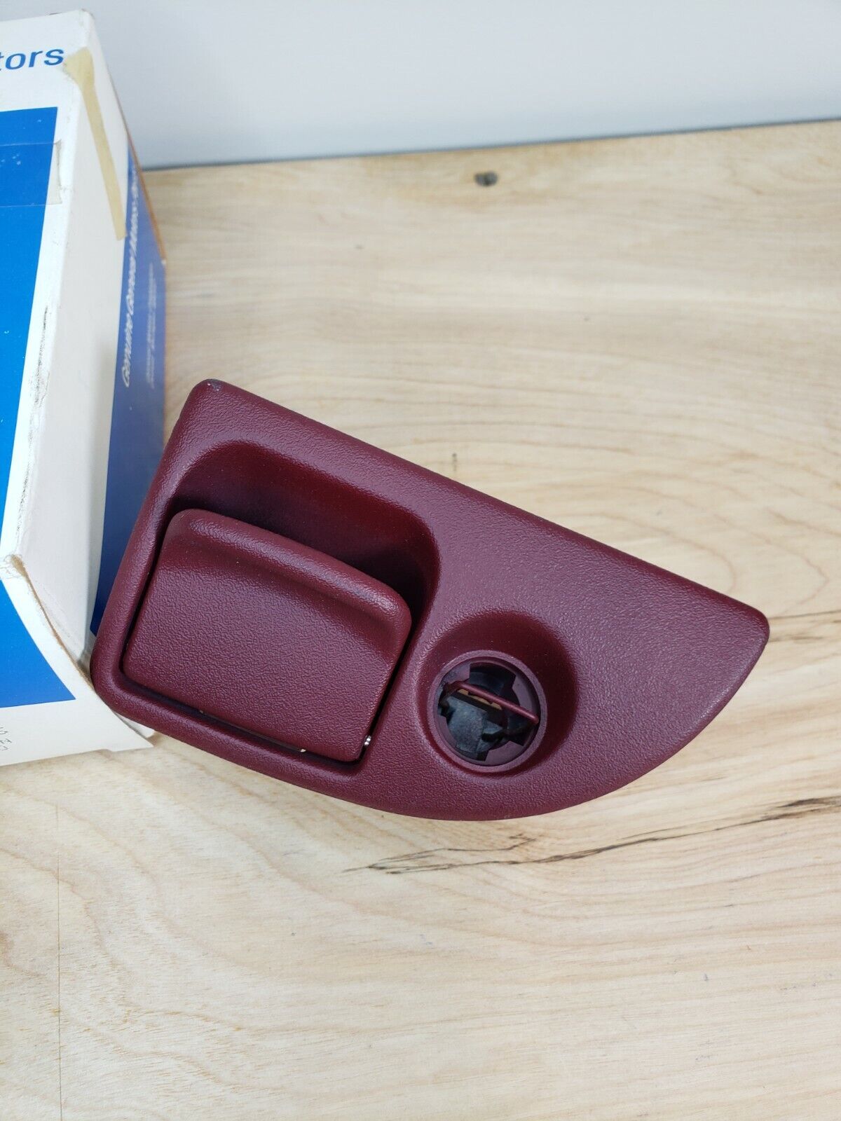 NEW GM 92 Pontiac Maroon Instrument Panel Compartment Door Latch Handle 25612125