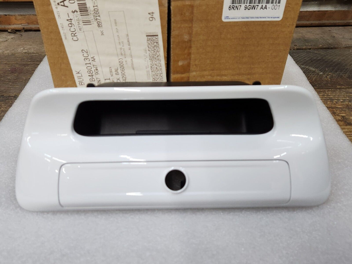 NEW OEM MOPAR RAM 1500 DT Bright White All Body Color Tailgate Handle 6RN79GW7AA