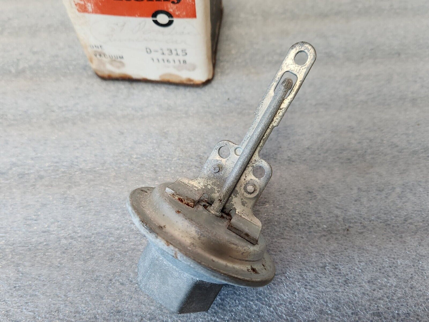 NOS OEM DELCO REMY 1957 1958 CHEVY CORVETTE VACUUM ADVANCE D1315 1116118