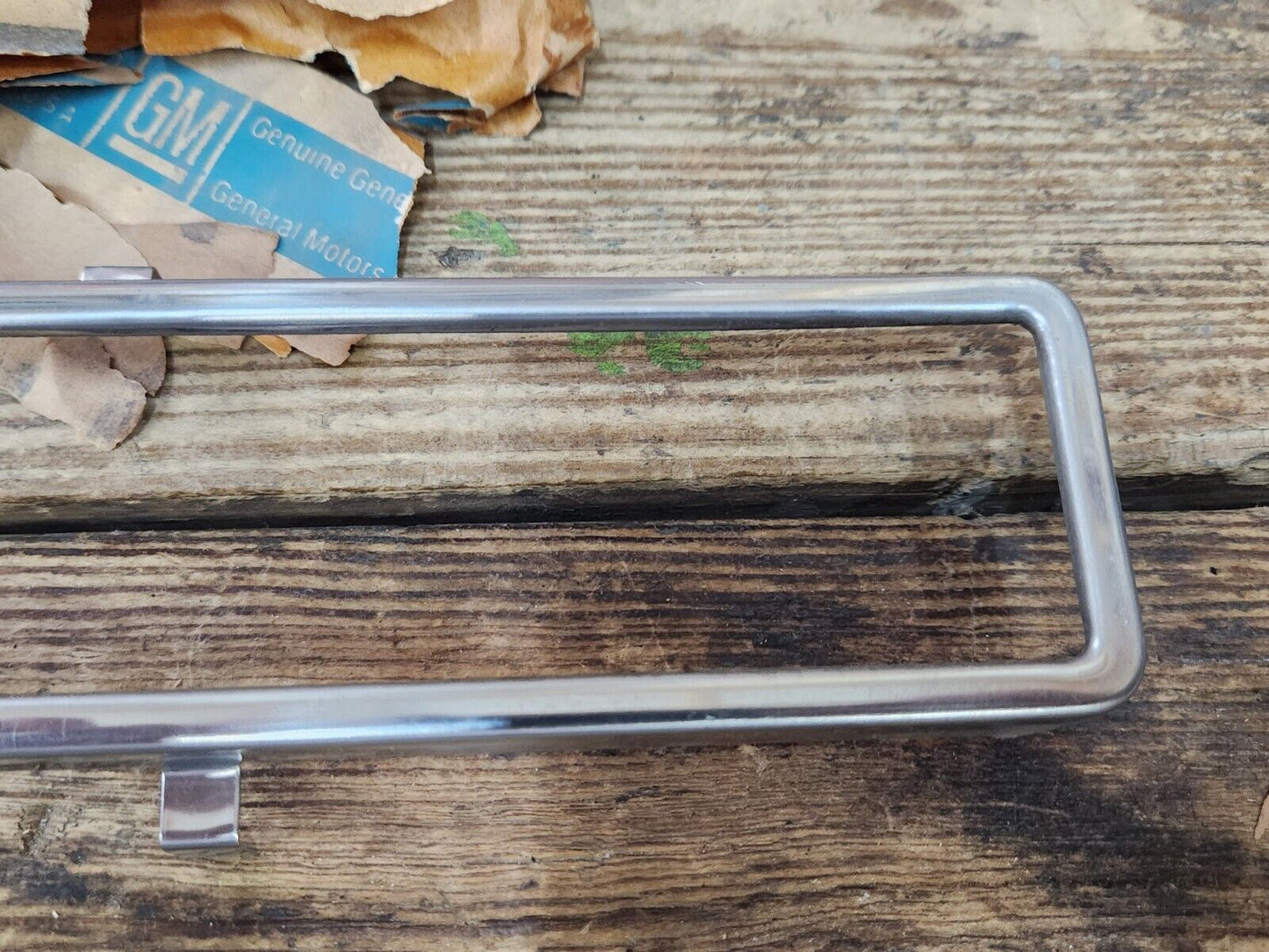 NOS OEM GM 1976 1977 OLDSMOBILE CUTLASS RIGHT OR LEFT PARKING LAMP BEZEL 554901