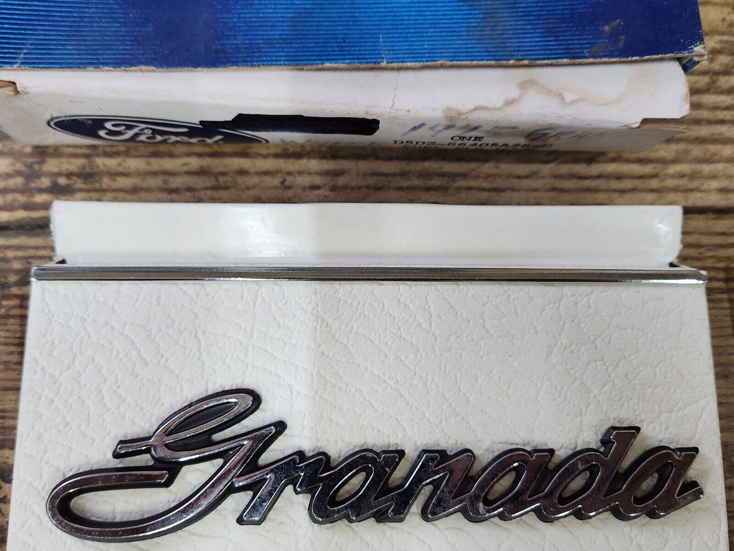 NOS 1975-1977 FORD GRANADA WHITE REAR FUEL FILLER DOOR w/EMBLEM D5DZ-66405A26-C