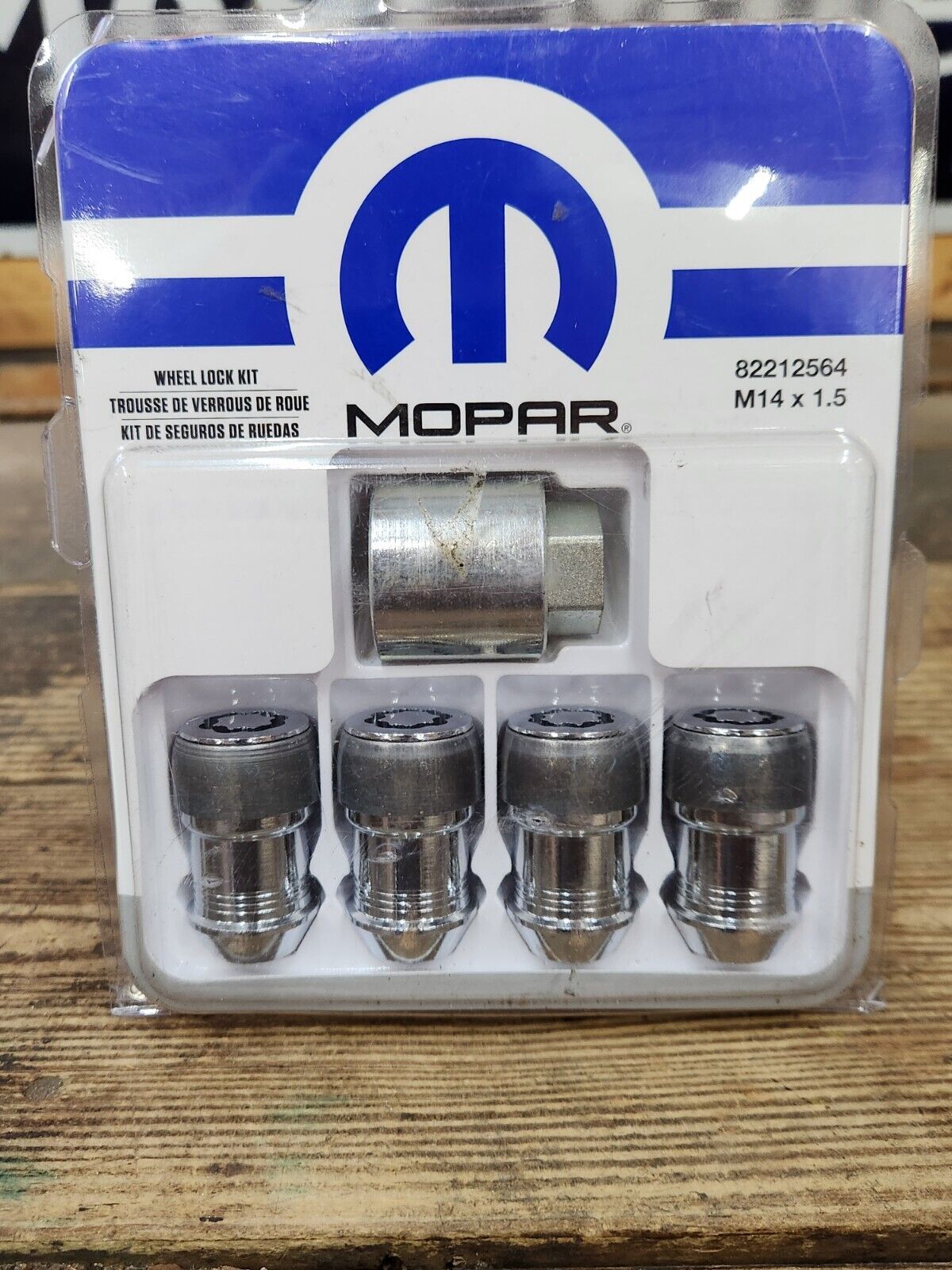 NEW 11-24 Ram 1500 DT Grand Cherokee Durango Locking Lug Nuts Wheel Locks Mopar