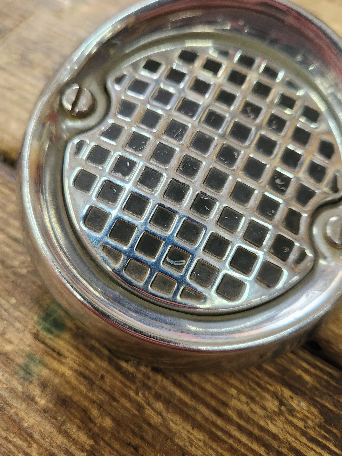 7598946