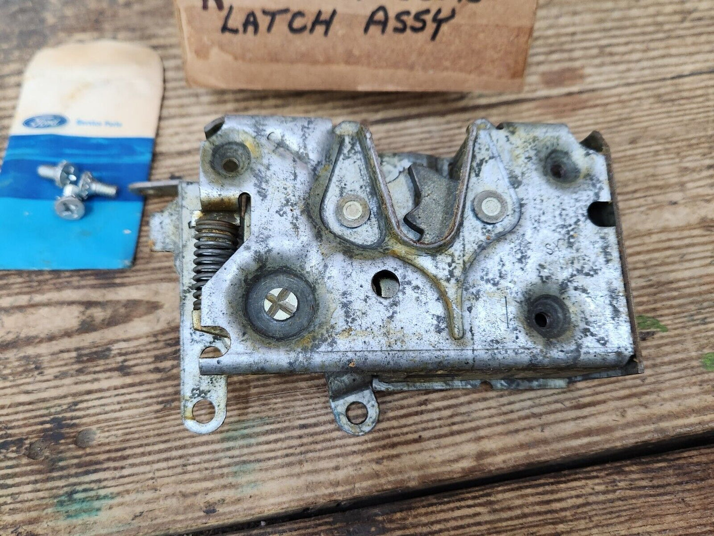 NOS OEM Ford 1971 1972 Mustang Cougar Galaxie LTD RH Door Latch D1AZ-6521812-A