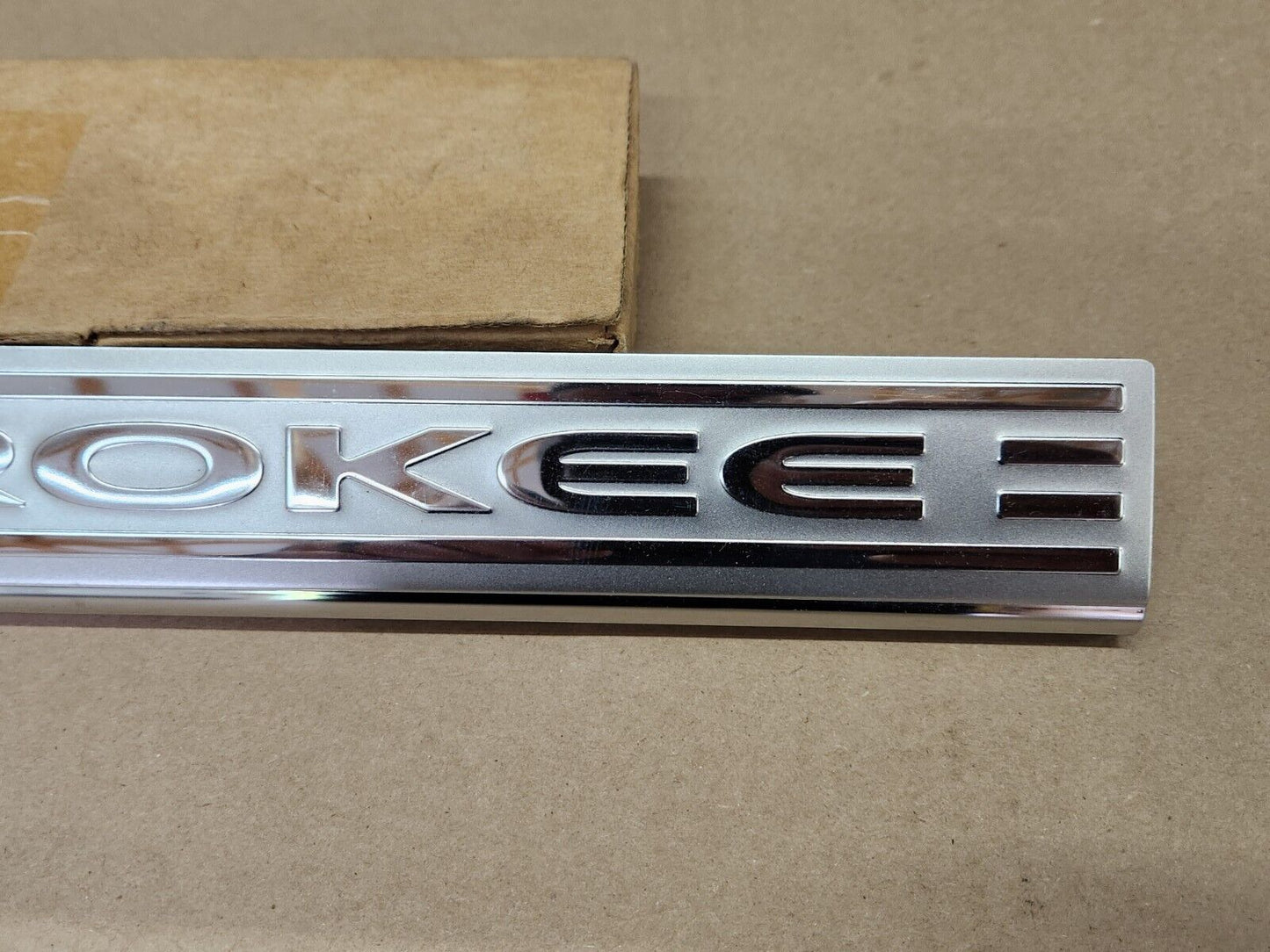 14-20 JEEP CHEROKEE FRONT DOOR STAINLESS STEEL SILL PLATE GUARD OEM NEW MOPAR