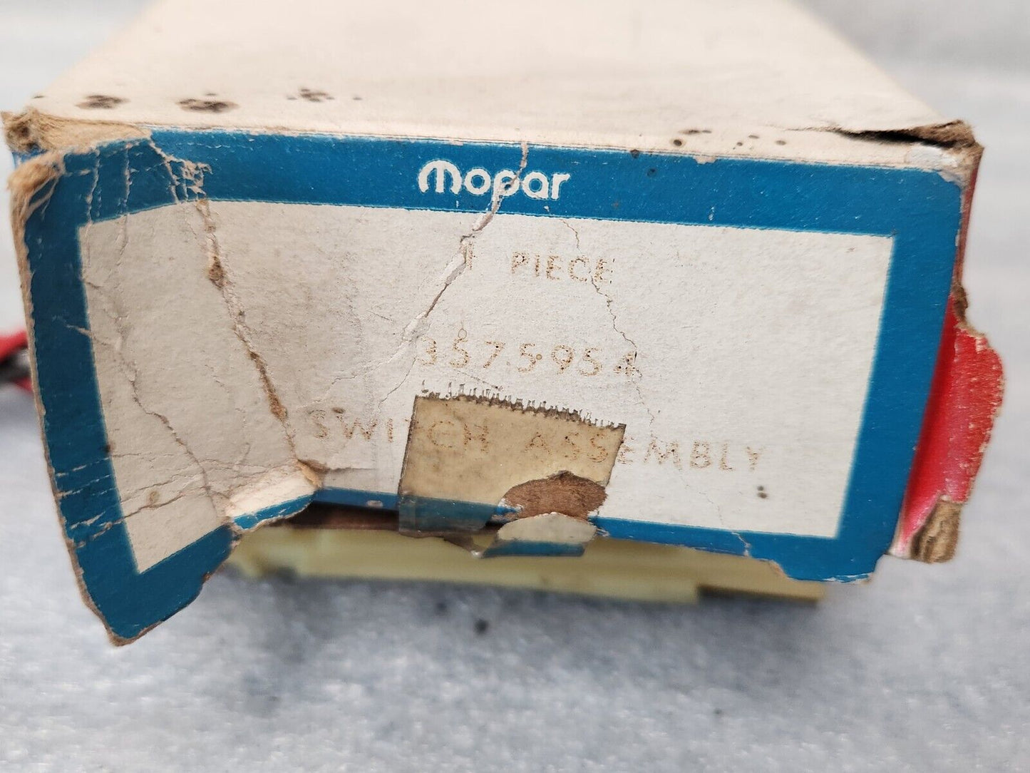 NOS GENUINE MOPAR 1971-1973 HORN SWITCH WITH 3 SPOKE SPORT WHEEL 3575954