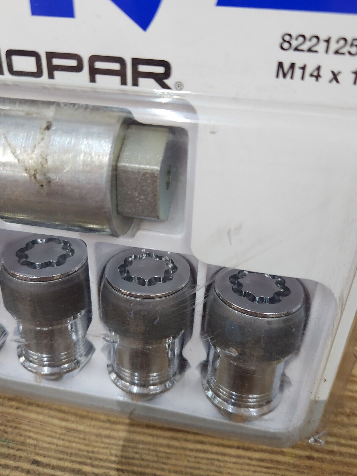 NEW 11-24 Ram 1500 DT Grand Cherokee Durango Locking Lug Nuts Wheel Locks Mopar