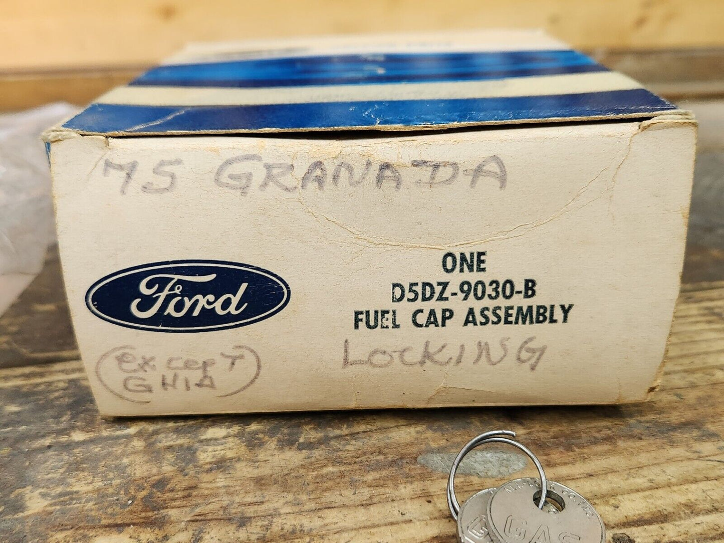 NOS OEM Genuine Ford 1975 Granada Locking Gas Fuel Cap With Keys D5DZ-9030-B