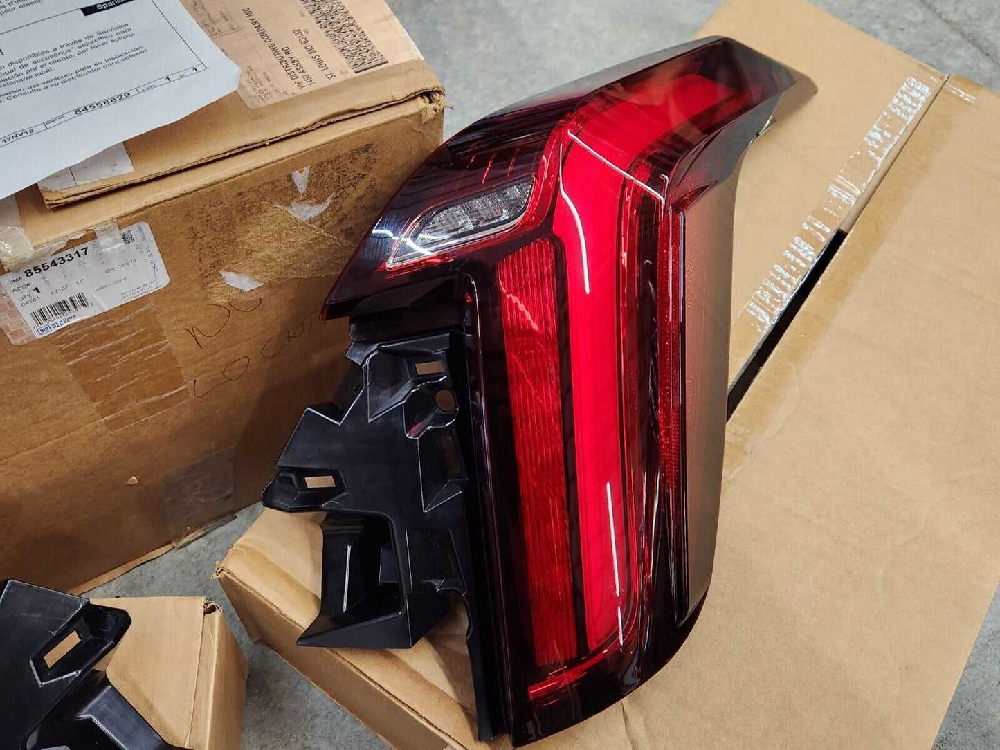 NEW OEM GM Dealer take offs 2020 2021 Cadillac CT4 Taillights Lights Pair L&R