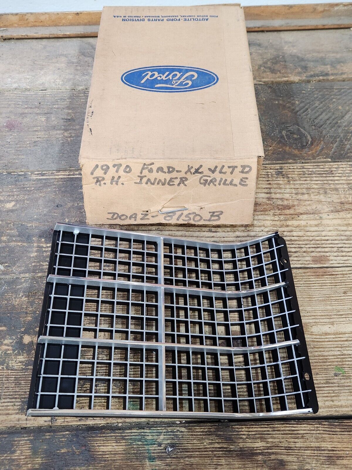 NOS OEM 1970 Ford Galaxie XL LTD RH Pass Inner Grille D0AZ-8150-B