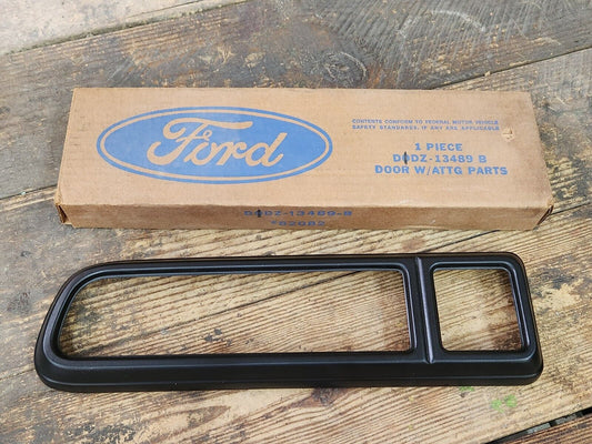 NOS OEM 1970-77 Ford Maverick Grabber LH Tail lamp Door Black Bezel D1DZ-13489-B