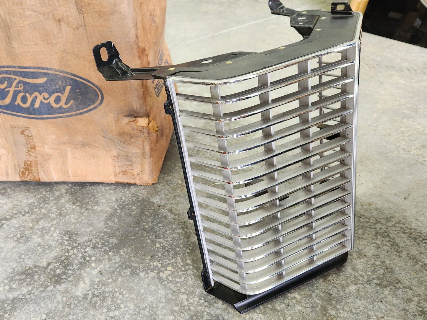 NOS 1972 Ford LTD Galaxie 500 Country Squire Ranch Grille in Box D2AZ-8200-A