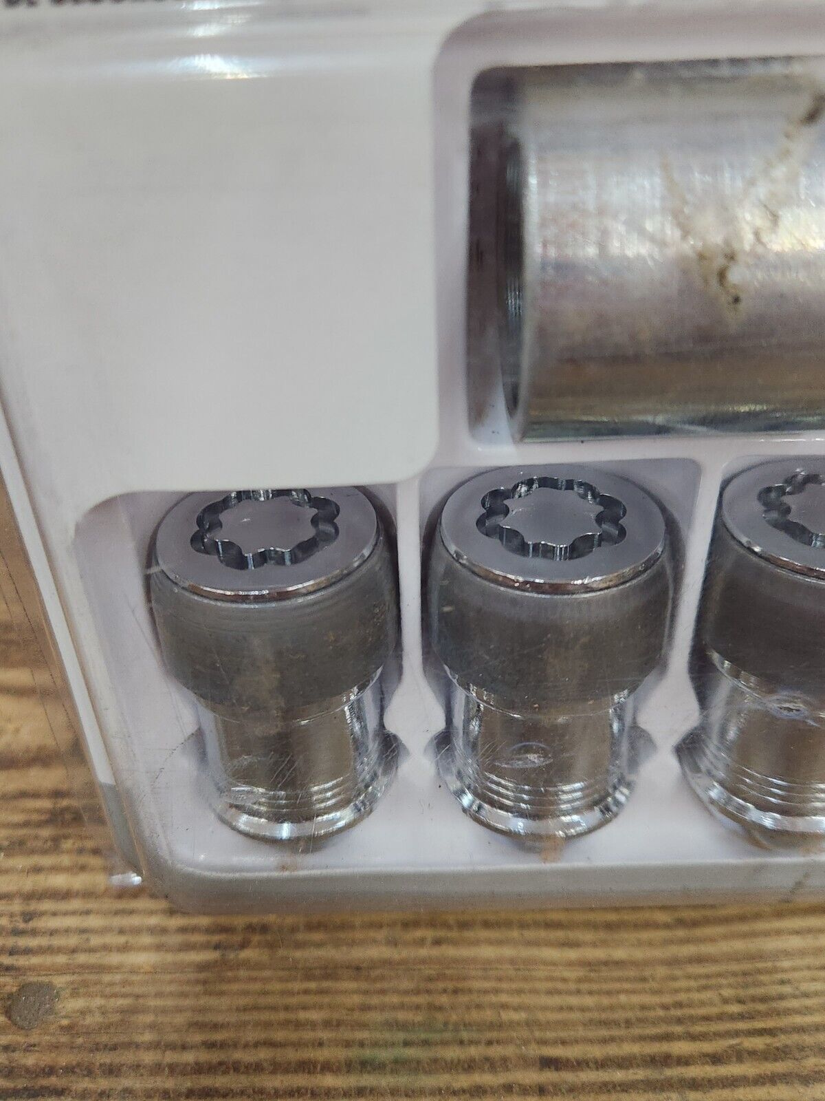 NEW 11-24 Ram 1500 DT Grand Cherokee Durango Locking Lug Nuts Wheel Locks Mopar
