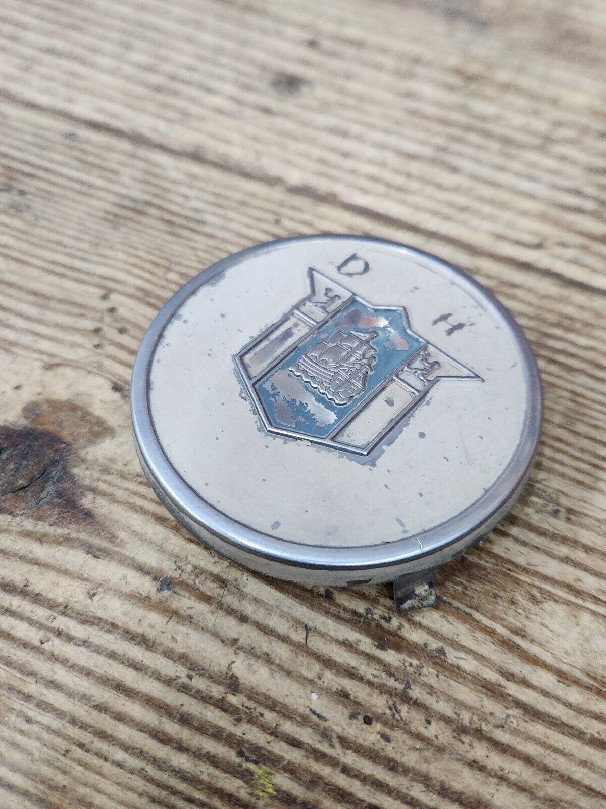 1949 1950 PLYMOUTH DELUXE STEERING WHEEL CENTER HORN BUTTON METAL EMBLEM