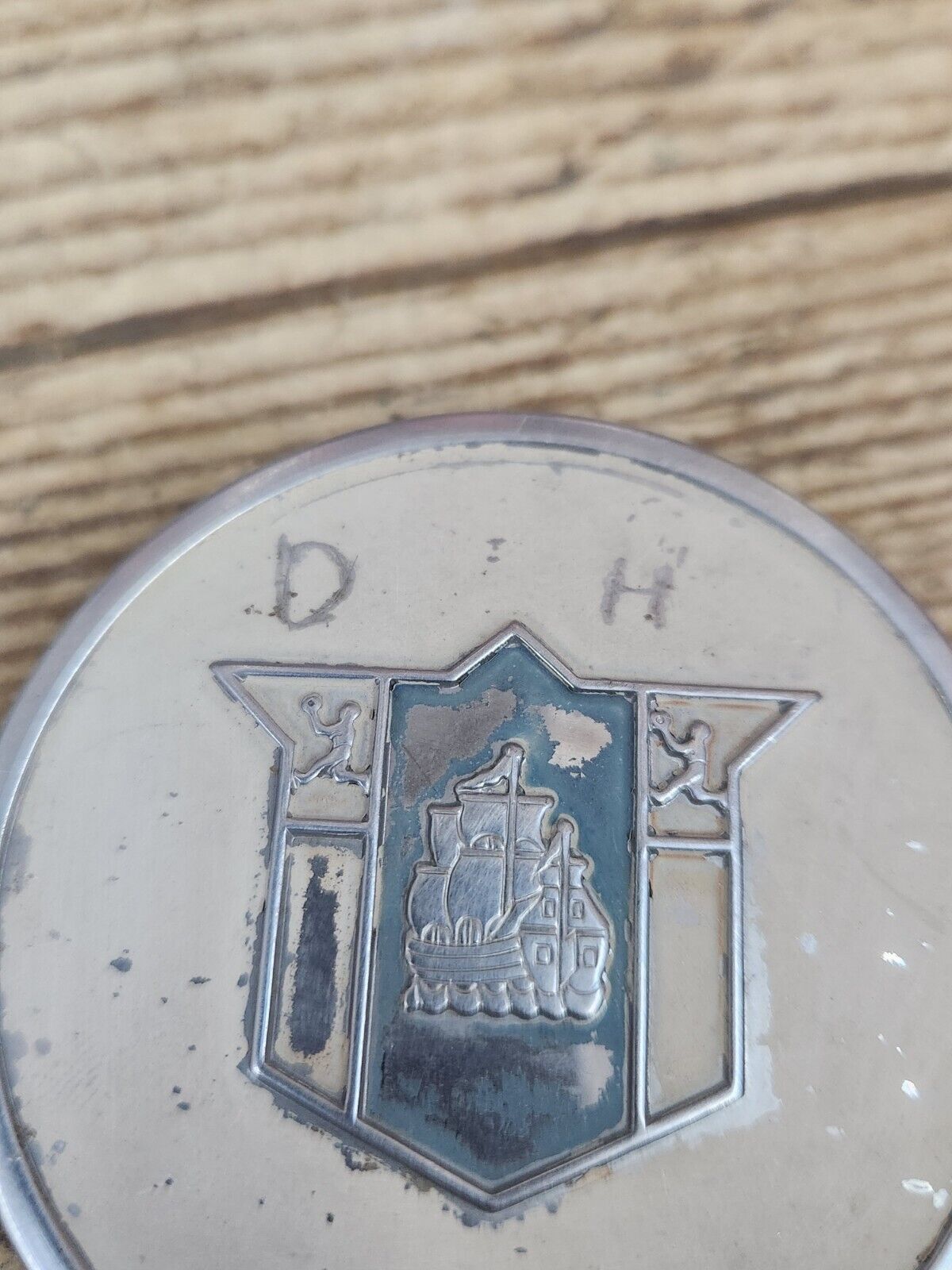 1949 1950 PLYMOUTH DELUXE STEERING WHEEL CENTER HORN BUTTON METAL EMBLEM