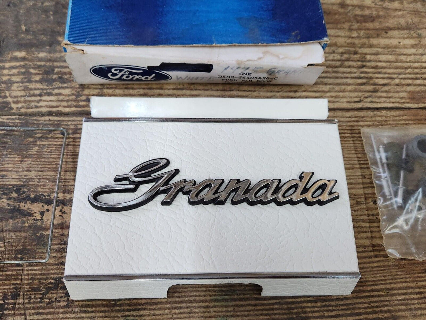 NOS 1975-1977 FORD GRANADA WHITE REAR FUEL FILLER DOOR w/EMBLEM D5DZ-66405A26-C