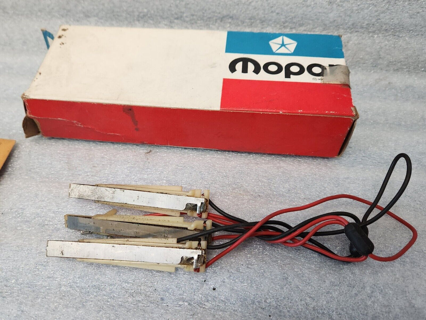 NOS GENUINE MOPAR 1971-1973 HORN SWITCH WITH 3 SPOKE SPORT WHEEL 3575954