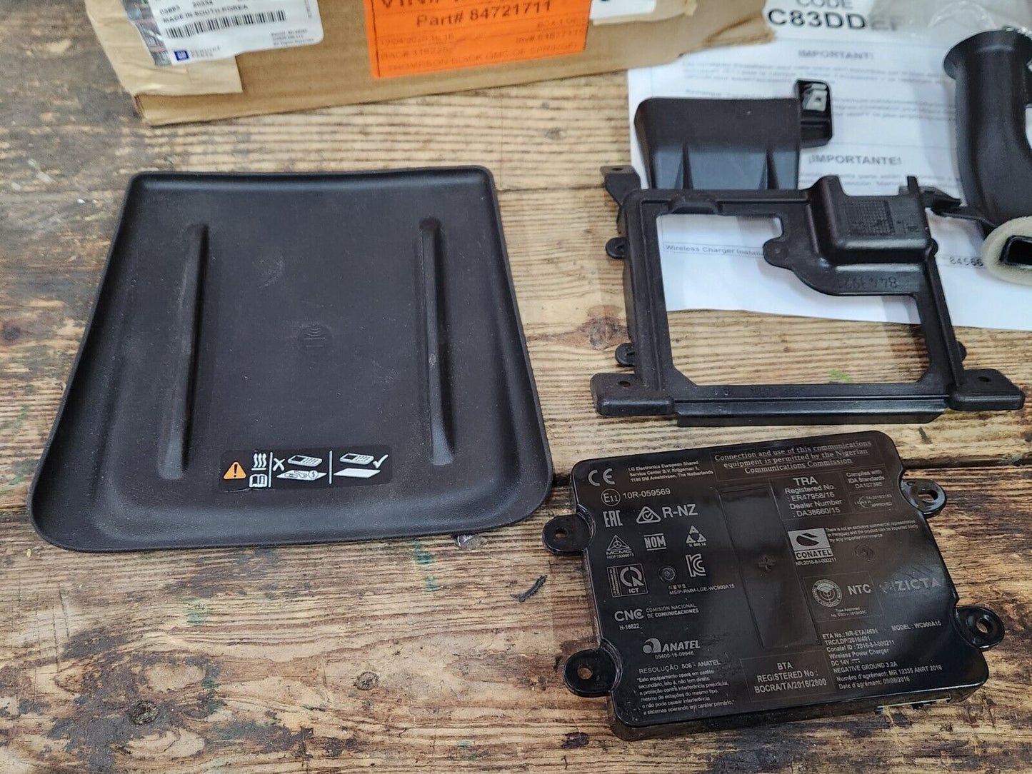 NEW Genuine GM 2020 2021 GMC Acadia Wireless Charging System 86818302