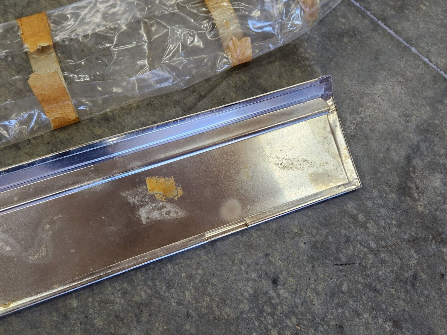 1972 Chevrolet Caprice 4-door Hardtop NOS RH Rear Door Lower Molding GM 8705377