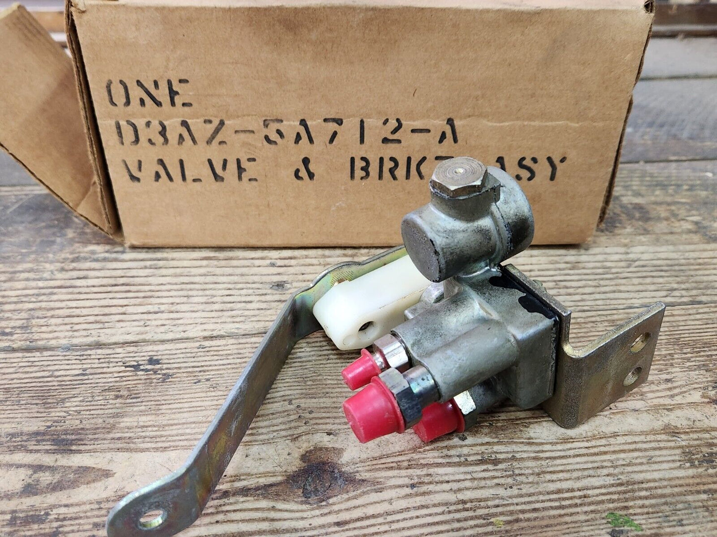 NOS OEM 1973 1974 1975 Ford Valve And Lever Automatic Air Leveler D3AZ-5A712-A