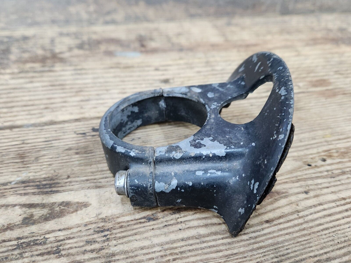 1949 1950 CHEVROLET STYLELINE FLEETLINE COUPE STEERING COLUMN SUPPORT BRACKET