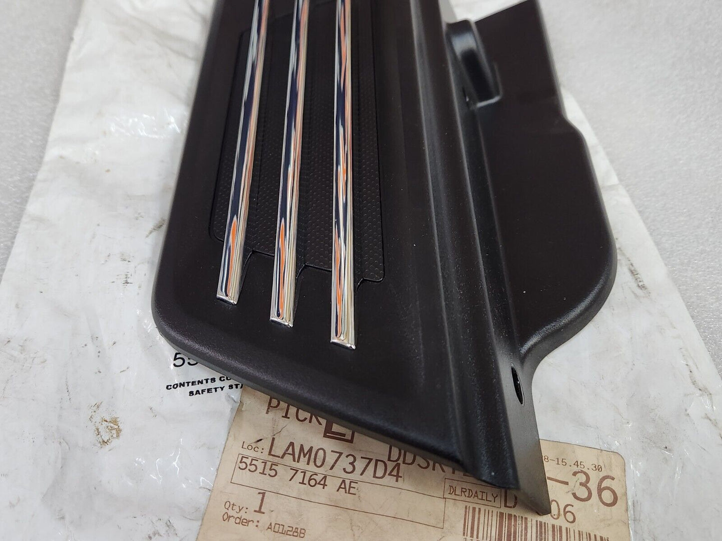 NEW 2007-11 Dodge Nitro Front RH Exterior Fender Grille Trim Molding 55157164AE