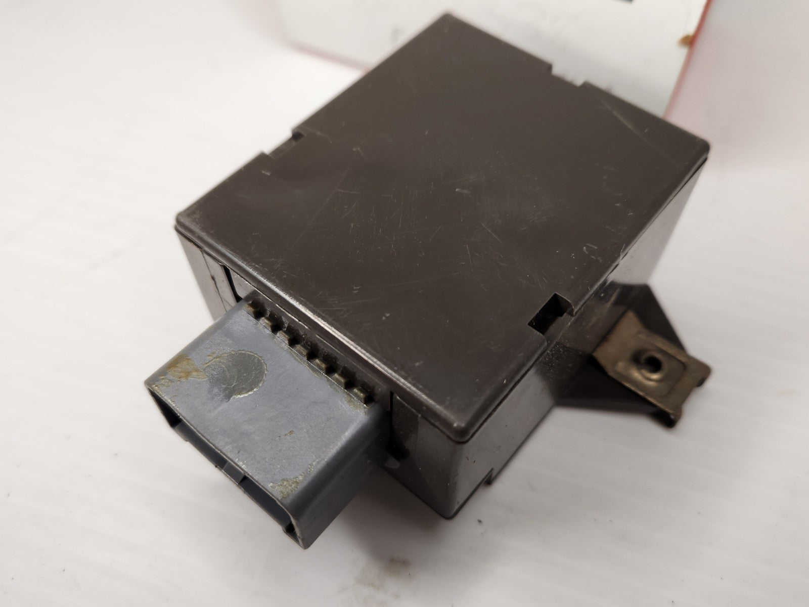 5611946